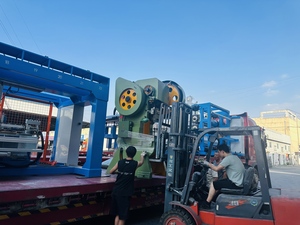 全新一代全自动土工格室焊接设备生产线